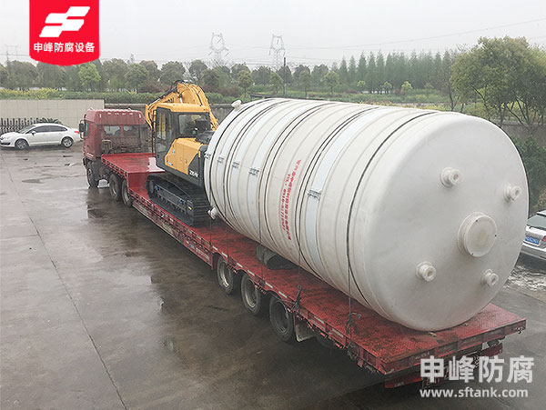 PE儲罐發往客戶工廠